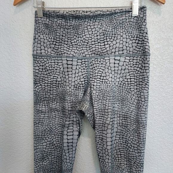 Evolution & Creation Gray Snake Skin Print Athletic Pants Size M - Picture 3 of 8